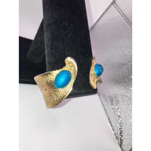Vintage Faux Turquoise Silver-Tone Cuffs Hinge 2.25 Inch Wide Bracelet! - Picture 3 of 9